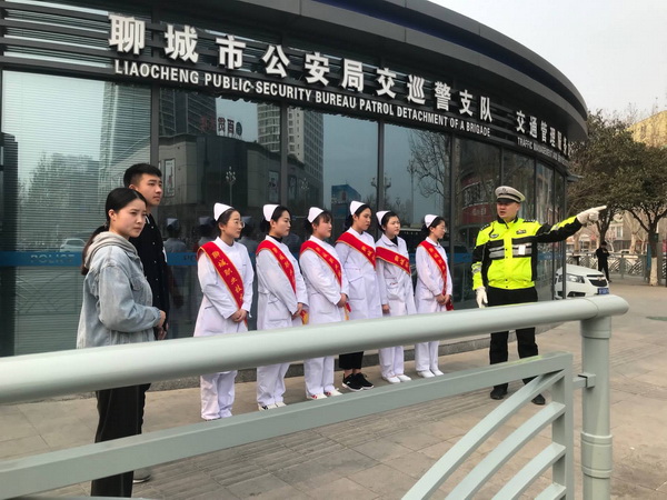 22指挥交通.jpg