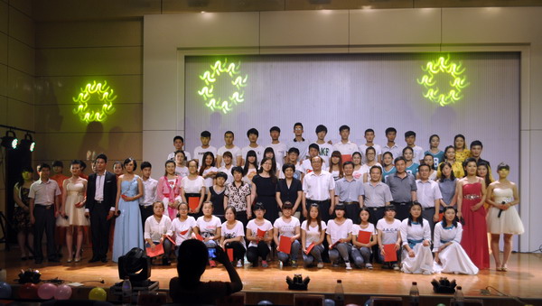医学院举办欢送2012级实习生文艺晚会3.jpg