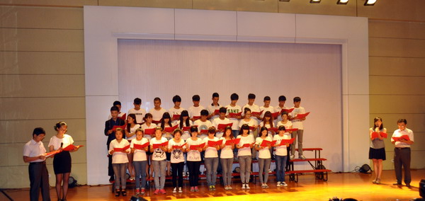 医学院举办欢送2012级实习生文艺晚会1.jpg