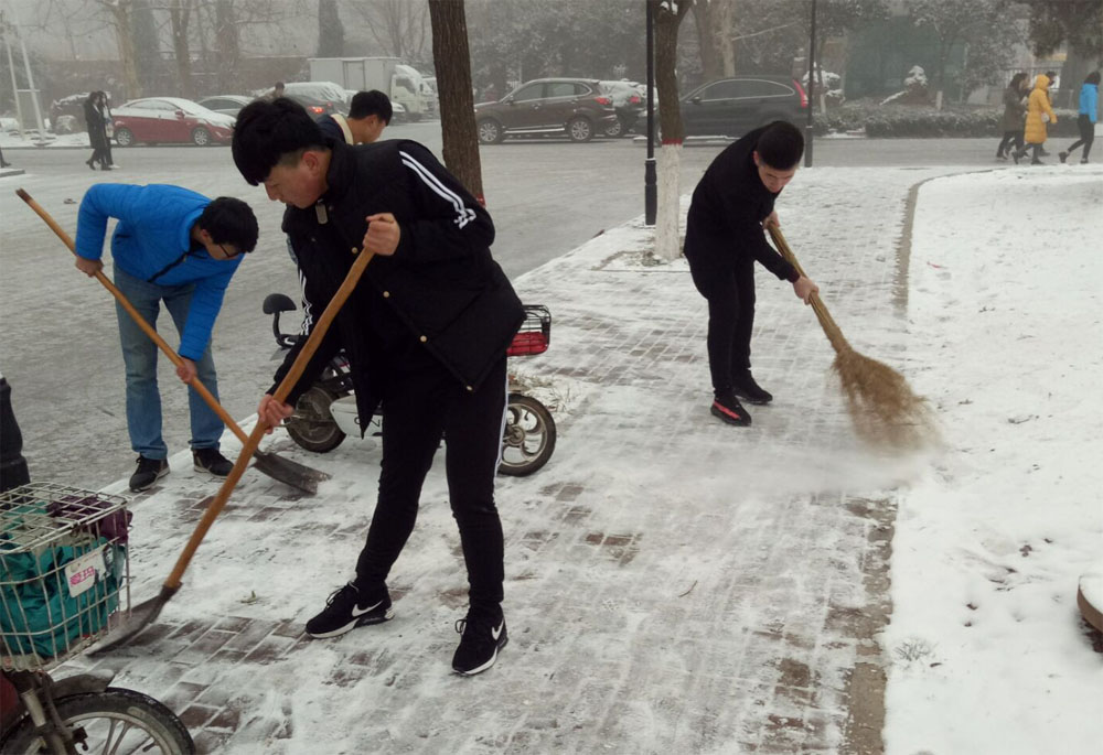 扫雪.jpg
