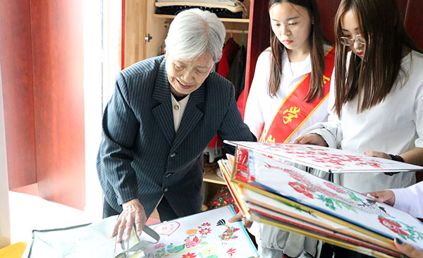 陪老人聊天2.jpg