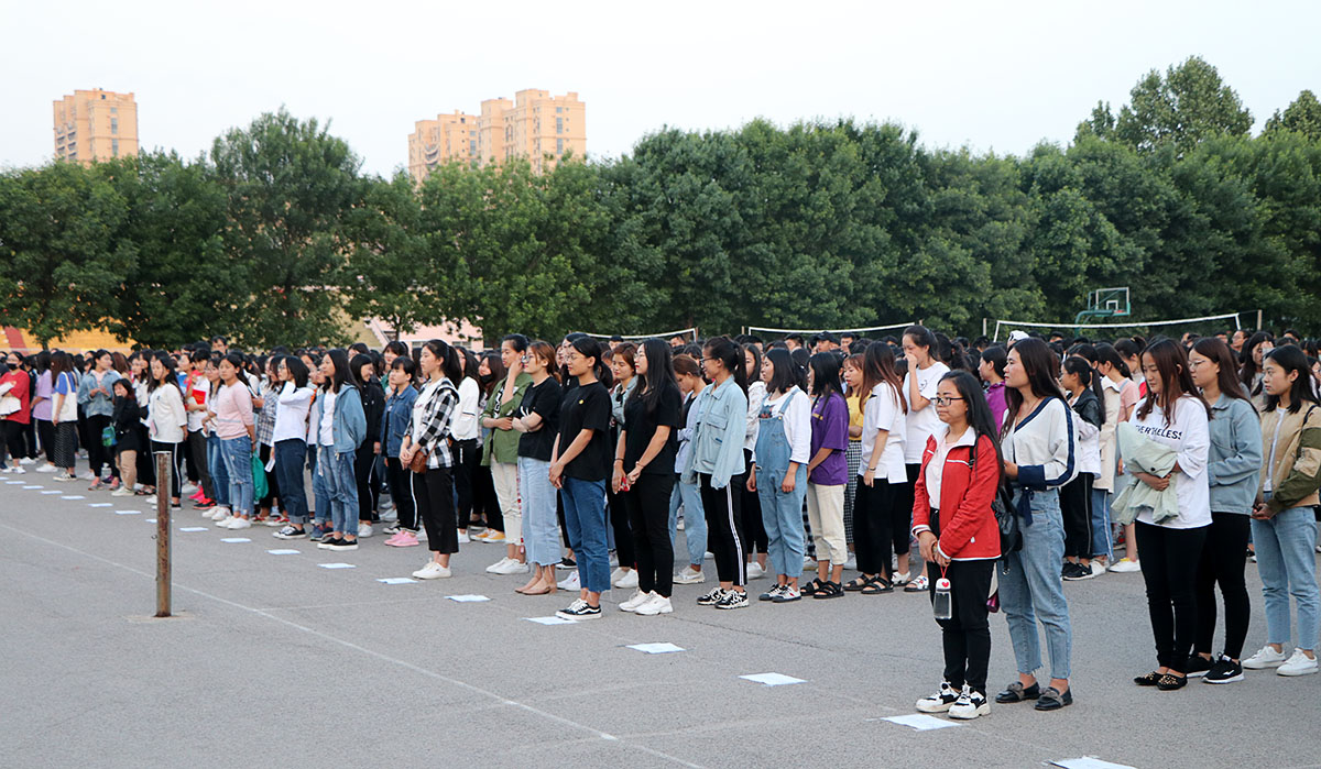学生疏散到运动场集合.jpg