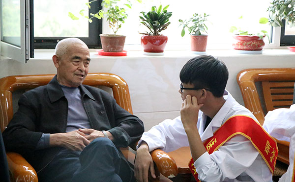 陪老人聊天.jpg